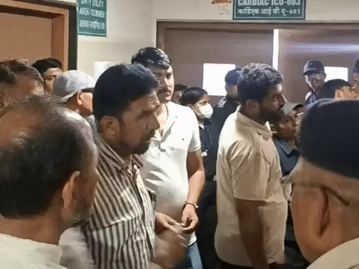 इंदौर के हॉस्पिटल में मरीज की मौत के बाद हंगामा, गुस्साए परिजन ने ICU में की तोड़फोड़, नर्सों को छिपना पड़ा, स्टाफ-गार्ड ने भागकर बचाई जान