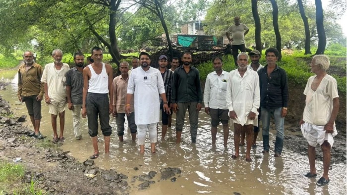 आष्टा के महोड़िया गांव में सड़क को तरस रहे ग्रामीण, लोगों ने चुनाव में बहिष्कार की दी चेतावनी