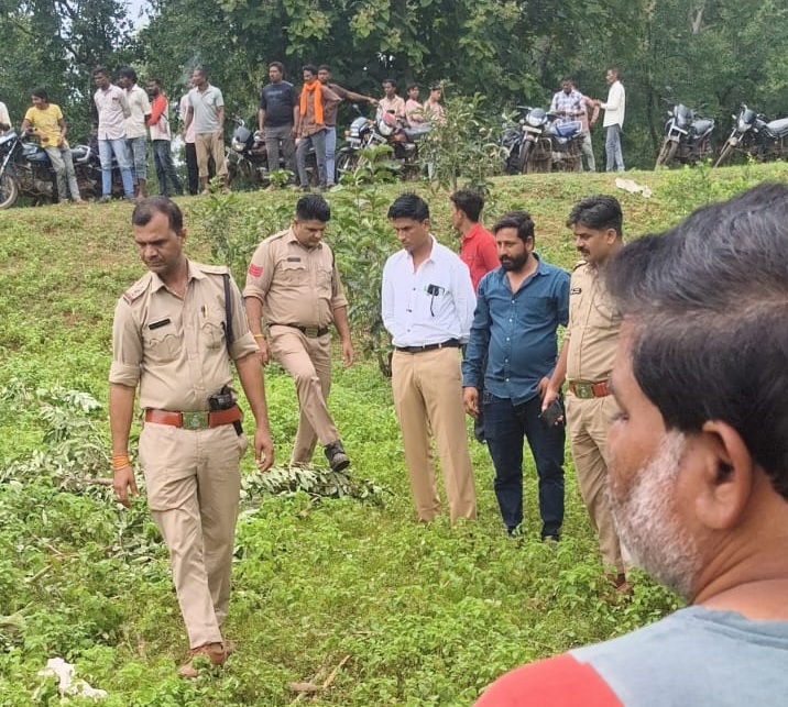 देवास ब्रेकिंग: इकलेरा में नग्न अवस्था में मिला बस ड्राइवर का शव, कुछ ही दूरी पर पड़े मिले कपड़े, हत्या की आशंका से फैली सनसनी