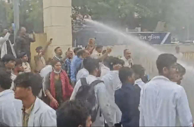 स्टाइपेंड की मांग पर हमीदिया में बवाल, इंटर्न डॉक्टरों पर चला वाटर कैनन