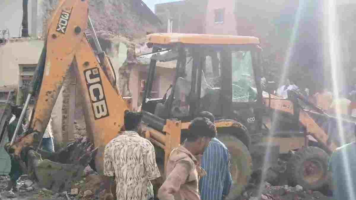 इंदौर में बड़ा हादसा, मकान की दीवार गिरने से 3 महिलाओं की मौत, 4 लोग गंभीर घायल