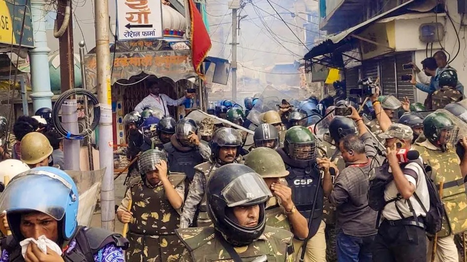 उज्जैन में तनाव, मस्जिद तोड़ने पर मचा बवाल, पत्थरबाजी में कई पुलिसकर्मी घायल, AIMIM प्रदेशाध्यक्ष गिरफ्तार, आसपास के स्कूल और बाजार बंद