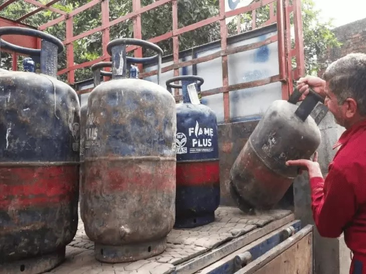 गैस सिलेंडर हुआ महंगा, दूध के दाम भी बढ़े, कारों की कीमतें 25 हजार तक बढ़ीं, आज हुए 5 बड़े बदलाव