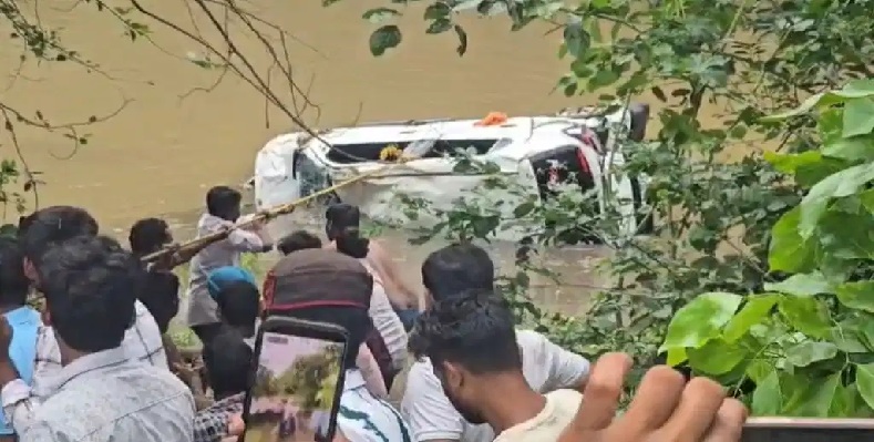 MP: आगर-मालवा में दर्दनाक हादसा, बरसाती नाले में बही श्रद्धालुओं की कार, 8 की मौत