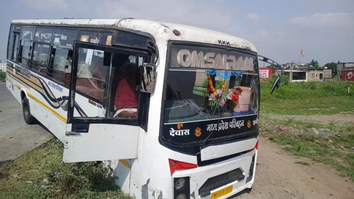 देवास जिले में चलती बस का टायर फटा, अनियंत्रित होकर डिवाइडर से टकराई, मचा हड़कंप