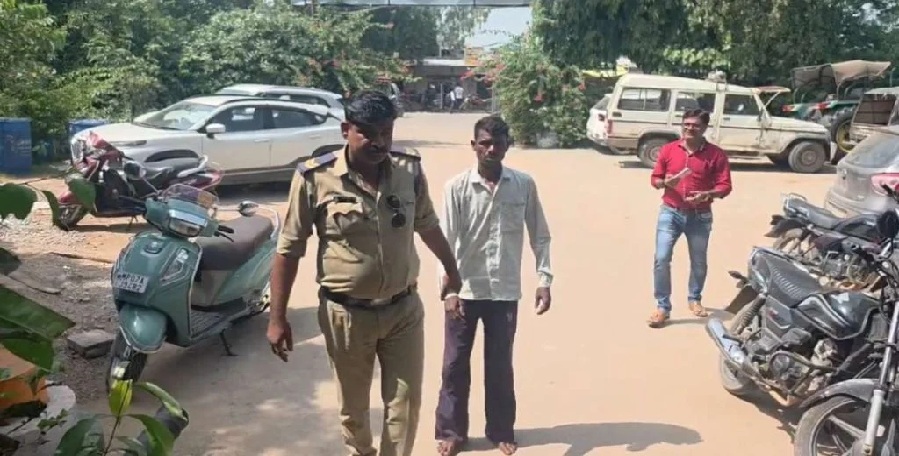 बिस्किट-नमकीन का लालच देकर कमरे में बुलाया, आपत्तिजनक हालत में मिला आरोपी; लोगों ने पकड़कर पुलिस को सौंपा
