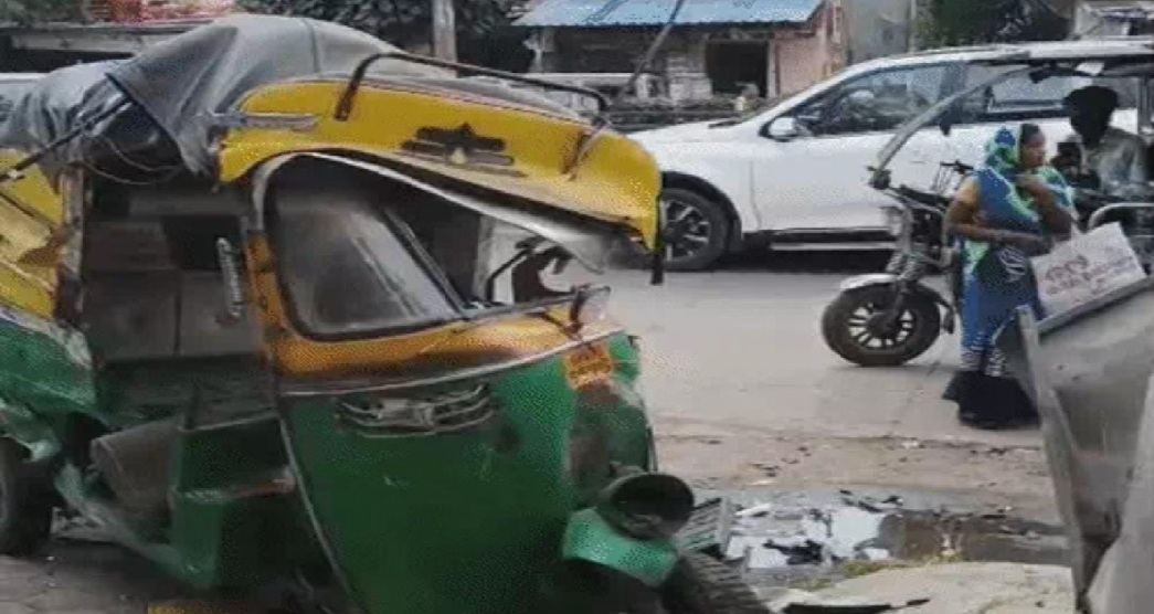 तेज रफ्तार कार ने एक्टिवा सवार दो दोस्तों को कुचला, दोनों की मौत, 3 रिक्शा और समोसा ठेला भी चपेट में