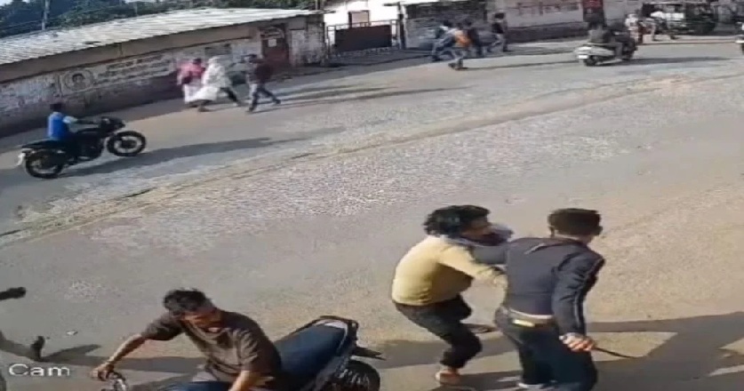 खूनी खेल का CCTV: इटारसी में युवक की हत्या से पहले साथ दिखे आरोपी, थाने से महज 300 मीटर दूर वारदात