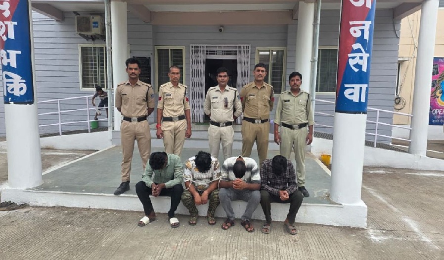 60 हजार लौटाने के बाद भी नहीं छूटा सूदखोरों का पीछा, पत्नी-बेटी को उठाने पहुंचे 4 बदमाश