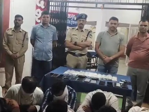 जंगल में चल रहा था लाखों का जुआ, पुलिस ने घेराबंदी कर 12 जुआरियों को...
