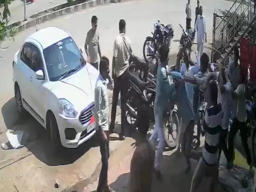 खातेगांव में बीजेपी नेता की दबंगई! फ्लेक्स का बकाया भुगतान मांगने पर दुकानदार को पीटा, भाजपा पार्षद के पति-बेटे समेत 4 पर FIR दर्ज