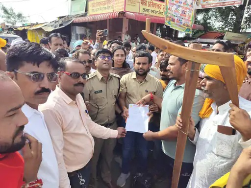 सड़क पर उतरे 500 किसान, फसल बीमा और बिजली व्यवस्था को लेकर जताया आक्रोश