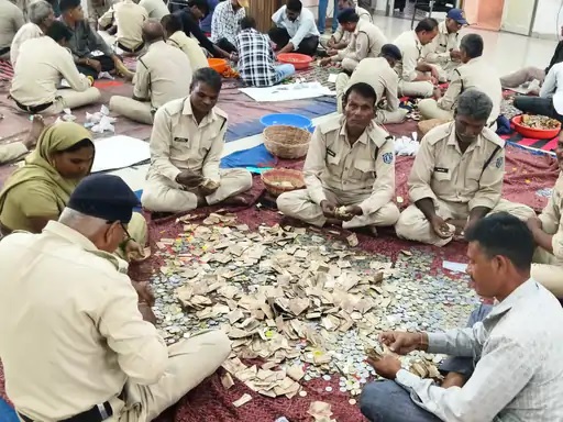 देवास में माँ चामुंडा माता मंदिर की खुली दान पेटियां, कड़ी सुरक्षा के बीच 62 कर्मचारियों ने की गिनती, जानें कितना दान आया