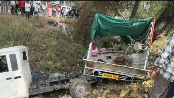 सलकनपुर से दर्शन कर लौट रहे श्रद्धालुओं का वाहन हादसे का शिकार, 20 से ज्यादा लोग घायल