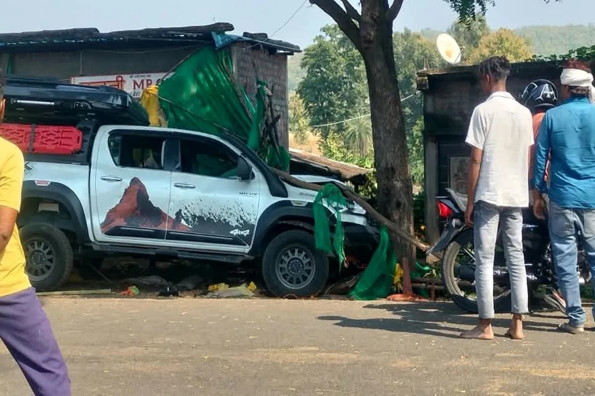 देवास जिले में बड़ा हादसा, बेकाबू कार ने सड़क किनारे खड़े 3 लोगों को कुचला, तीनों की मौत, इंदौर से पिकनिक मनाने आया था आरोपी