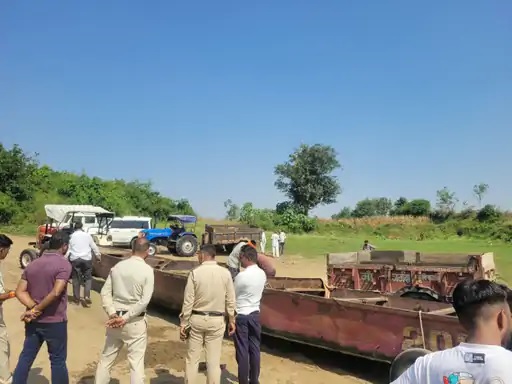 देवास: खातेगांव तहसील में खनिज विभाग की बड़ी कार्रवाई, अवैध रेत उत्खनन में दो ट्रैक्टर-ट्रॉली और लोहे की नाव जब्त, चार मामलों में प्रकरण दर्ज