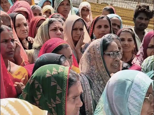 देवास जिले के इस गांव में पेयजल संकट गहराया, सूखे बोर और खाली नलों से परेशान ग्रामीण पहुंचे कलेक्ट्रेट, नर्मदा जल से जोड़ने की मांग